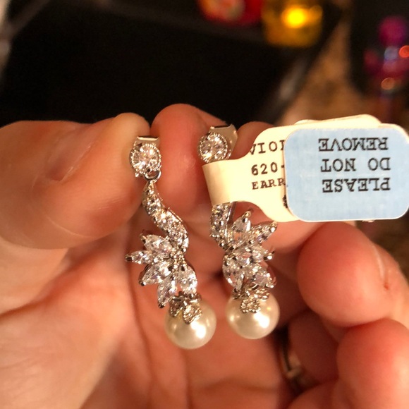 Violets Blue CZ Pearl Earrings Wedding Bridal - Picture 2 of 4